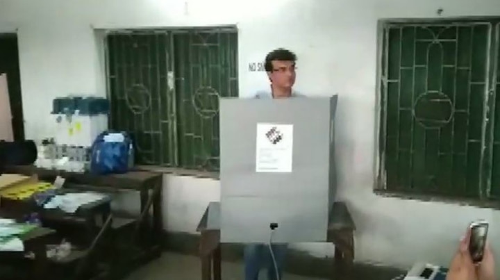 Loksabha Elections 2019 former indian cricket team captain Sourav Ganguly cast vote in Kolkata લોકસભા ચૂંટણી 2019: ટીમ ઈન્ડિયાના પૂર્વ કેપ્ટન સૌરવ ગાંગુલીએ કર્યું વોટિંગ, જુઓ તસવીરો