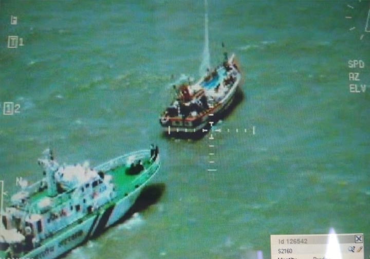 Indian Coast Guard apprehended a Pakistani fishing boat today in Gujarat Border કચ્છના જખૌ બંદર પાસેથી 1000 કરોડનું ડ્રગ્સ પકડાયું, બોટ સહિત 6 પાકિસ્તાની નાગરિકની ધરપકડ