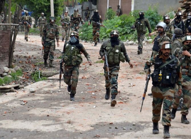 two terrorists killed by security forces in jammu and kashmir J&K: કુલગામમાં સેનાએ 2 આતંકીઓને ઠાર માર્યા, ગોપાલપુરામાં 3 આતંકીઓને ઘેર્યા