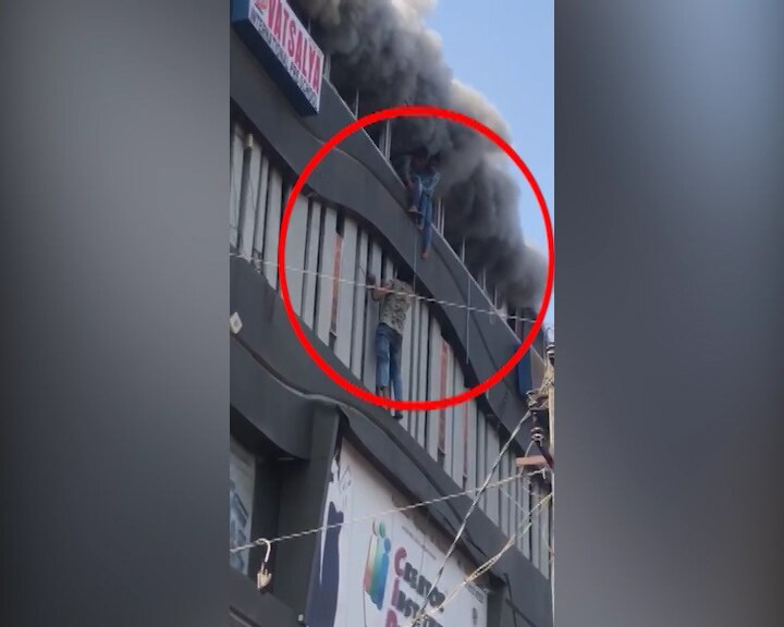 Fire broke on the second floor in a hall of a commercial complex at Sarthana bin Surat. સુરતઃસરથાણામાં ટ્યુશન ક્લાસિસમા ભીષણ આગ, 21 વિદ્યાર્થીઓના મોત, CM રૂપાણી ઈજાગ્રસ્તોની મુલાકાતે હોસ્પિટલ પહોંચ્યા 