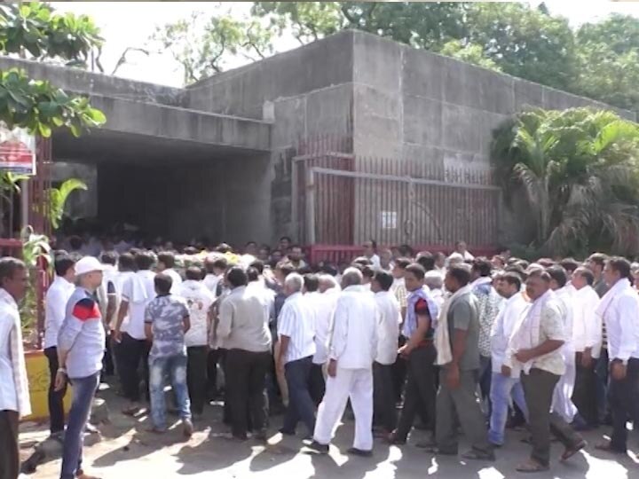 Funeral with 20 students in Surat સુરત આગ કાંડ: એક સાથે 20 બાળકોની અર્થીઓ ઉઠતાં આખું સુરત હિબકે ચડ્યું, જુઓ તસવીરો
