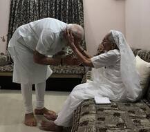 ગાંધીનગરઃ મોદીએ લીધા માતા હીરા બાના આશીર્વાદ, જુઓ તસવીરો