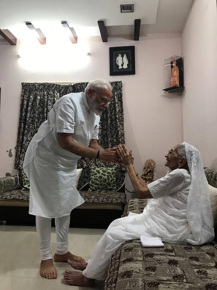 ગાંધીનગરઃ લોકસભા ચૂંટણીમાં ભાજપની પ્રચંડ જીત બાદ પ્રથમ વખત વડાપ્રધાન મોદી અને અમિત શાહ અમદાવાદ આવ્યા હતા. એરપોર્ટ પર સરદાર પટેલની પ્રતિમાને પુષ્પાજંલિ આપ્યા બાદ તેઓ ભાજપના ખાનપુર સ્થિત કાર્યાલય પર આવ્યા હતા. અહીંયા પીએમ મોદીએ જનસભાને સંબોધી હતી.