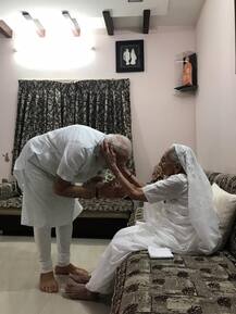 ગાંધીનગરઃ મોદીએ લીધા માતા હીરા બાના આશીર્વાદ, જુઓ તસવીરો