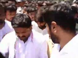 સુરત અગ્નિકાંડ: પાછળથી આવીને હાર્દિક પટેલનો કોણે પકડ્યો કોલર, ઘટનાસ્થળ પર કરાયો હુમલાનો પ્રયાસ