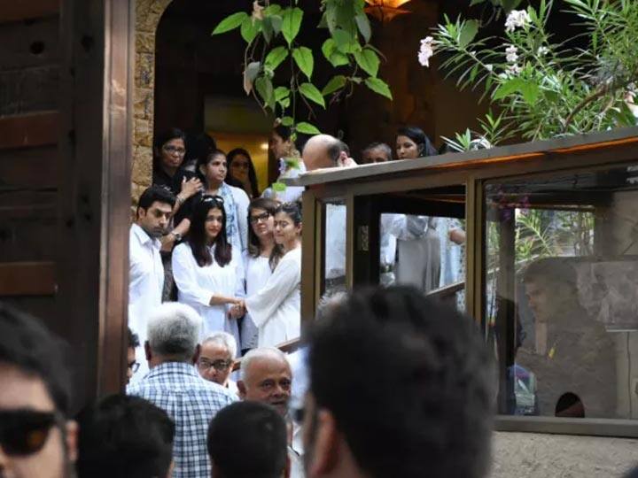 અંતિમ સંસ્કારમાં અભિષેક બચ્ચન, રણજીત, અનિલ કપૂર, બોની કપૂર, અર્જુન કપૂર, રાજકુમાર ગુપ્તા, સલીમ ખાન, સતીશ કૌશિક, સુનિલ શેટ્ટી, તુષાર કપૂર, અમિતાભ બચ્ચન, સલીમ ખાન, વિદ્યા બાલન-સિદ્ધાર્થ રોય કપૂર, રિતેશ દેશમુખ સહિતના સેલેબ્સ જોડાયા હતાં.