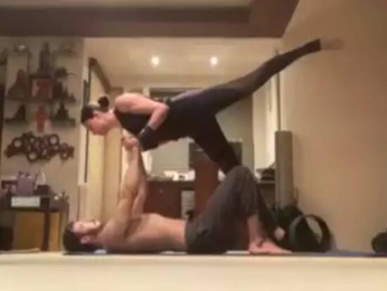 actrss sushmita sen workout with boyfriend rohman shawl પોતાનાથી 16 વર્ષ નાના બૉયફ્રેન્ડ સાથે આ એક્ટ્રેસે કરી હૉટ એક્સરસાઇઝ, વીડિયો વાયરલ