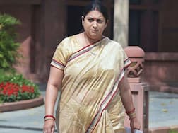 14 કિમી ઉઘાડા પગે ચાલીને સિદ્ધિ વિનાયક મંદિર પહોંચી સ્મૃતિ ઈરાની, જાણો કોણ હતું સાથે