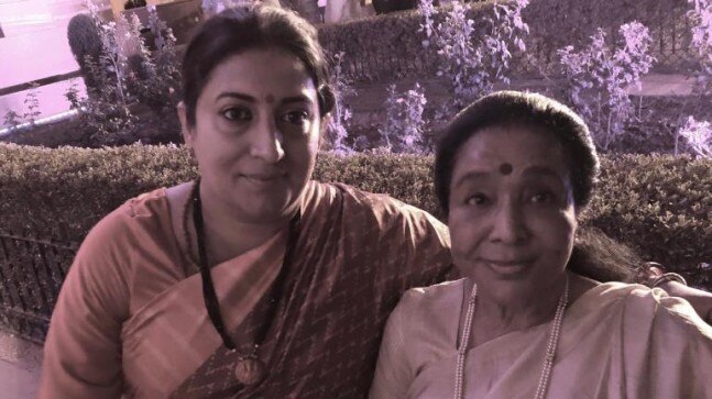 smriti irani rescue legend singer asha bhosle in pm narendra modi oath taking ceremony PM મોદી શપથ સમારોહમાં ભીડમાં ફસાઈ ગઈ આ ગાયક, મદદ માટે આગળ આવ્યા મોદીના આ મંત્રી