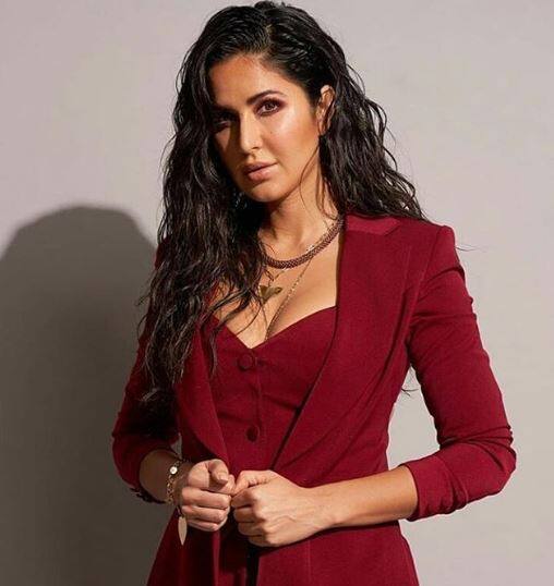 આ એવોર્ડ્સમાં કેટરિના કૈફ રેડ કલરના ડ્રેસામં ખૂબ જ હોટ અંદાજાં જોવા મળી હતી. 