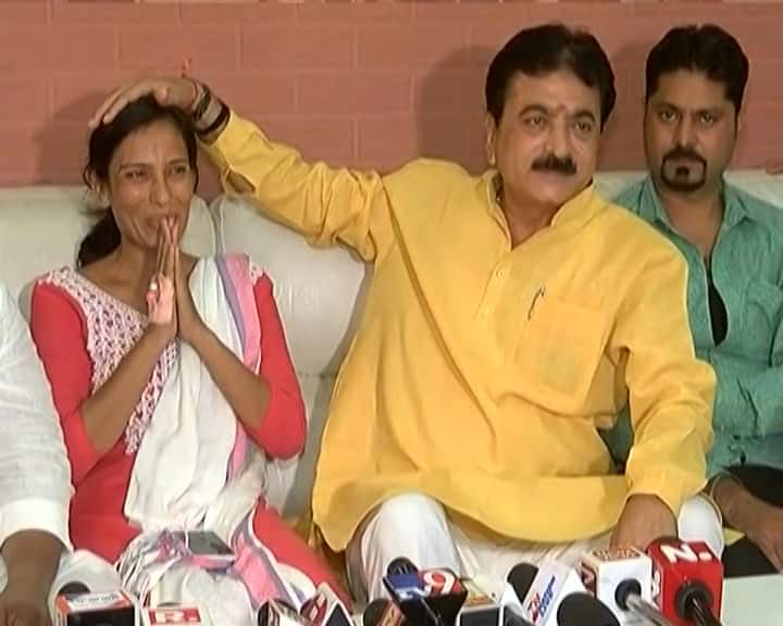 અમદાવાદ: MLA બલરામ થાવાણીએ જે મહિલાને લાતો મારી હતી તે જ મહિલા પાસે જ રાખડી બંધાવી બહેન બનાવી લીધી I accept my mistake, I lost my senses : Naroda MLA Balram Thawani અમદાવાદ: MLA બલરામ થાવાણીએ જે મહિલાને લાતો મારી હતી તે જ મહિલા પાસે જ રાખડી બંધાવી બહેન બનાવી લીધી