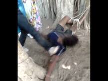 બનાસકાંઠામાં દારૂ વેચી રહેલા બુટલોગરોએ ધોકાથી યુવકની જાહેરમાં કરી ધોલાઈ, જુઓ વીડિયો