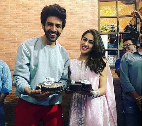 નોંધનીય છે કે સારા અલી ખાને કરણ જોહરના એક શો પર આર્યનને ડેટ કરતી હોવાની વાત કરી હતી. બાદમાં અનેક સ્થળો પર સારા અને કાર્તિક એક સાથે જોવા મળી ચૂક્યા છે. 