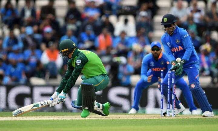 નવી દિલ્હીઃ ભારતે બુધવારે આઈસીસી ક્રિકેટ વર્લ્ડ કપ 2019ની પ્રથમ મેચમાં દક્ષિણ આફ્રિકાને છ વિકેટથી હાર આપીને ટુર્નામેન્ટમાં વિજય સાથે શરૂઆત કરી હતી. દક્ષિણ આફ્રિકાએ મેચ જીતવા આપેલા 228ના રનના લક્ષ્યાંકને ભારતે 47.3 ઓવરમાં ચાર વિકેટ ગુમાવીને હાંસલ કરી લીધો હતો. સાઉથ આફ્રિકા ટુર્નામેન્ટમાં સળંગ ત્રણ મેચ હારી ગઈ છે અને તેમના માથે બહાર ફેંકાઇ જવાનું જોખમ તોળાઈ રહ્યું છે. ભારતની જીતમાં રોહિત શર્મા, યુઝવેન્દ્ર ચહલ સહિત કેટલાક ખેલાડીઓ જીતના હીરો રહ્યા હતા.