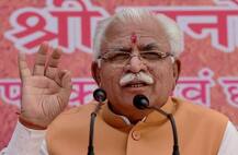 હરિયાણાના CM મનોહર લાલ ખટ્ટરે સેલ્ફી લેવા આવેલા યુવક સાથે કર્યું આમ, જુઓ વીડિયો