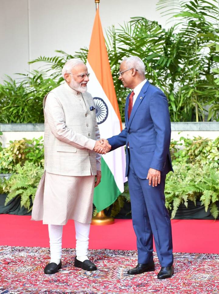 વડાપ્રધાને ટ્વિટ કરી જણાવ્યું હતું કે, કનેક્ટેડ બાય ક્રિકેટ, મારા મિત્ર રાષ્ટ્રપતિ ઇબ્રાહિમ મોહમ્મદ સોલિહ ક્રિકેટના મોટા ફેન છે એટલા માટે મેં તેમને આ ક્રિકેટ બેટ ભેટમાં આપ્યું છે.