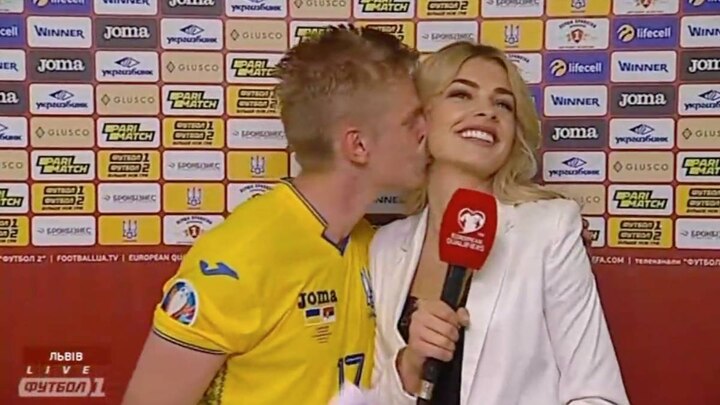 ukrainian footballer kisses female reporter on live tv after victory લાઈવ ઇન્ટરવ્યૂમાં ખેલાડીએ મહિલા રિપોર્ટરને કરી લીધી KISS અને પછી.....