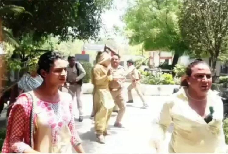 Transgenders lathi charged by police in meerut video મેરઠઃ પોલીસે કિન્નરો પર કર્યો લાઠી ચાર્જ, જુઓ વીડિયો