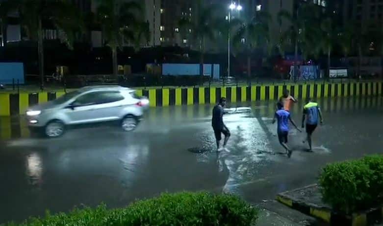 Rain entry in Mumbai Maharashtra see pics મુંબઈ અને સુરતમાં મેઘરાજાની ધમાકેદાર એન્ટ્રી, જુઓ તસવીરો