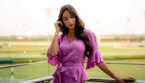 બેંગકૉકમાં રસ્તા પર બેસી કપડાં વેચતી દેખાઇ આ બોલીવૂડ એક્ટ્રેસ, જુઓ વીડિયો