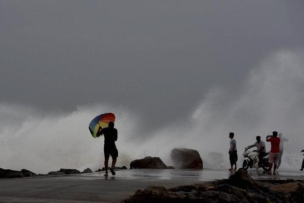 know about cyclone warning signals વાવાઝોડા સમયે અપાતા સિગ્નલનો અર્થ શું થાય? જાણો વિગતે