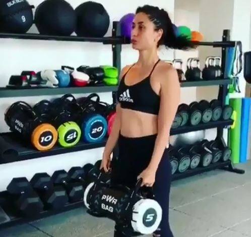 એક્ટ્રેસ કરિના કપૂરનો વર્કઆઉટ કરતો વીડિયો થયો વાયરલ Kareena Kapoor Khan gym video viral એક્ટ્રેસ કરિના કપૂરનો વર્કઆઉટ કરતો વીડિયો થયો વાયરલ