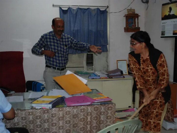 Jamnagar BJP Councillor Rachna reaches Assistance Commissioner office with stick in hand જામનગર: મહિલા કોર્પોરેટરે લાકડી બતાવી આસી. કમિશનર સામે કરી દાદાગીરી