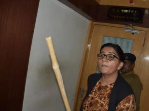 જામનગર: મહિલા કોર્પોરેટરે લાકડી બતાવી આસી. કમિશનર સામે કરી દાદાગીરી