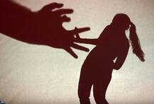 અમદાવાદઃ ધાબા પર સૂઈ રહેલી યુવતીની બાજુમાં મધરાતે યુવક આવીને સૂઈ ગયો ને શરીર પર હાથ ફેરવવા લાગ્યો.....