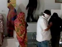 વડોદરાઃ મોડી રાતે યુવતી ચાર યુવકો સાથે બંધ ઓફિસમાં માણી રહી હતી મહેફિલ ને પોલીસ પહોંચી....