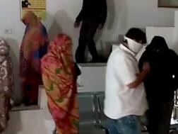 વડોદરાઃ મોડી રાતે યુવતી ચાર યુવકો સાથે બંધ ઓફિસમાં માણી રહી હતી મહેફિલ ને પોલીસ પહોંચી....