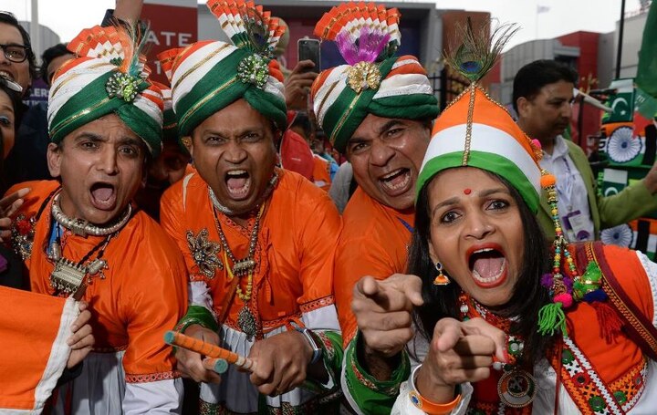 WorldCup 2019 INDvPAK Gujarati cricket fans in Manchester વર્લ્ડકપ 2019 INDvPAK: હાથમાં દાંડિયા અને કેડિયું પહેરી મેચ નીહાળવા ઉમટ્યા ગુજરાતીઓ, જુઓ તસવીર