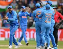 વર્લ્ડકપમાં પાકિસ્તાનને હરાવ્યા બાદ કયો એક્ટર મેદાન પર જ કોહલીને ભેટી પડ્યો ને સુનીલ ગાવસ્કર સાથે કર્યો ડાન્સ, જાણો વિગત