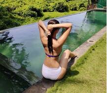 સ્વિમિંગ પૂલના કિનારે બેસીને સનબાથ લઈ રહી છે બોલીવુડની આ હોટ એક્ટ્રેસ, તસવીરો થઈ વાયરલ