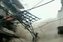 દિલ્હીમાં 3 માળની બિલ્ડિંગ પત્તાના મહેલની જેમ થઈ ધરાશાયી, જુઓ વીડિયો