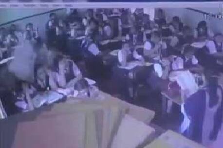 ક્લાસમાં ભણાવતી હતી ટીચર, સ્ટુડન્ટના માથા પર અચાનક તૂટી પડી છત, જુઓ વીડિયો ક્લાસમાં ભણાવતી હતી ટીચર, સ્ટુડન્ટના માથા પર અચાનક તૂટી પડી છત, જુઓ વીડિયો