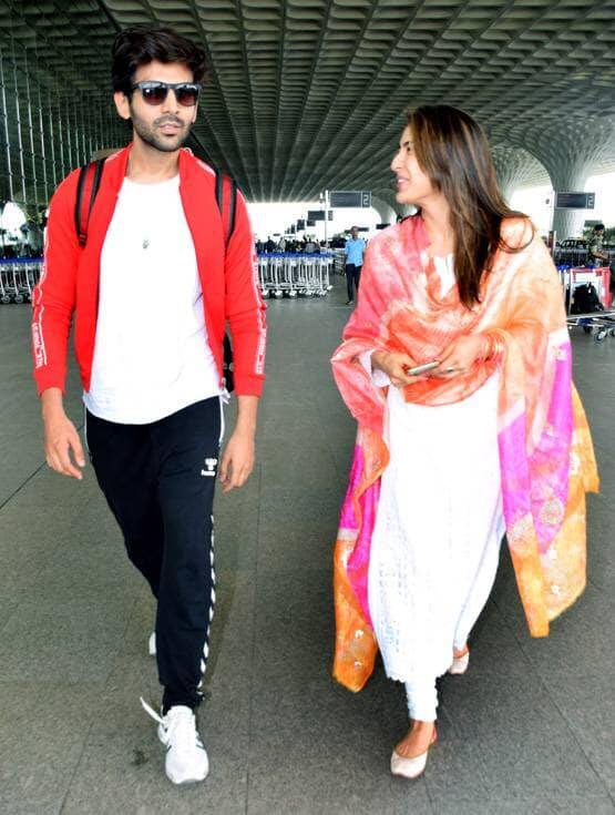  મુંબઈ: બોલિવૂડ એક્ટર કાર્તિક આર્યન અને સારા અલી ખાન લવ આજ કલ ફિલ્મના સીક્વલમાં પહેલીવાર સાથે નજર આવશે. આ ફિલ્મને લઈને બન્ને શૂટિંગમાં વ્યસ્ત છે. ત્યારે હાલમાં જ બન્ને મુંબઈ એરપોર્ટ પર સ્પોટ થયા હતા. ત્યારે બન્નેની જબરજસ્ત બોન્ડિંગ જોવા મળી હતી. જેની તસવીરો સામે આવી છે. 