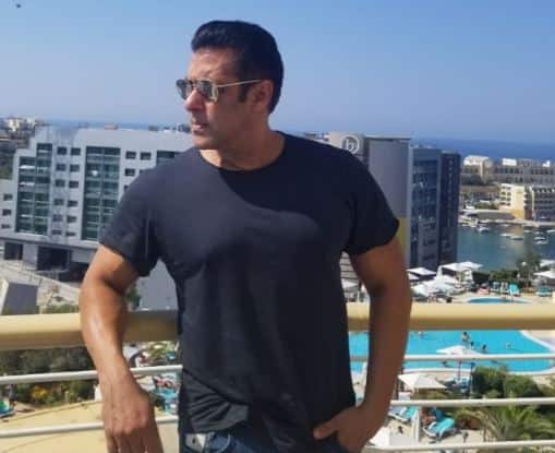 Actor Salman Khan Doing a Back Flip into the Pool સલમાન ખાને પૂલમાં લગાવી રિવર્સ છલાંગ, વીડિયો વાયરલ