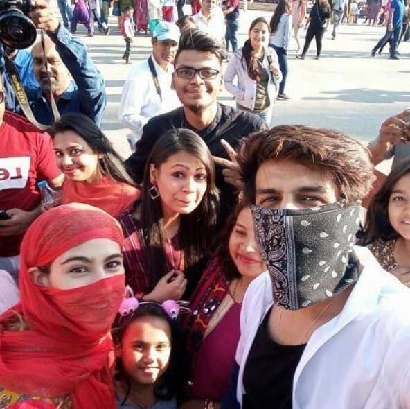 કાર્તિક અને સારાની તસવીર સોશિયલ મીડિયા પર વાયરલ થઈ રહી છે. જેમાં સારા પીળા રંગના ડ્રેસમાં છે જ્યારે કાર્તિક ટ્રાઉઝર અને ટી-શોર્ટમાં છે. બન્નેએ પોતાના ચહેરાને ઠાકેલો છે. કહેવામાં આવી રહ્યું છે કે સારા અને કાર્તિકની આ તસ્વીર શિમલાની છે. બન્ને શિમલાના મોડ રોડ પર સ્પોટ થયા હતા.