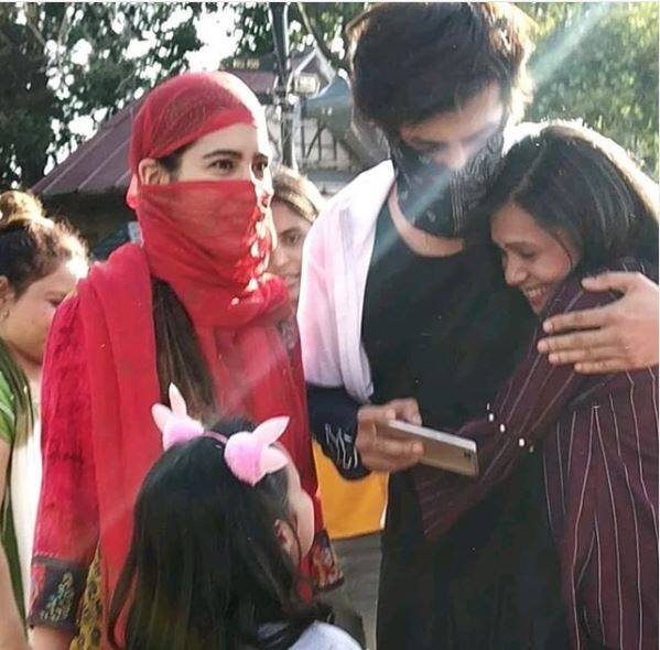 ચહેરો કવર કર્યા બાદ પણ તેઓ ફેન્સની નજરથી બચી શક્યા નહી. ફેન્સે સારા અને કાર્તિક સાથે સેલ્ફી લીધી હતી. જેની તસવીરો વાયરલ થઈ રહી છે.