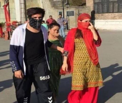 મુંબઈ: કાર્તિક આર્યન અને સારા અલી ખાન અફેરને લઈને ચર્ચામાં છે. આ બન્ને ઇમ્તિયાઝ અલીની ફિલ્મ ‘લવ આજકલ -2’ માં નજર આવશે. આ ફિલ્મની શૂટિંગ દરમિયાન બન્નેના અફેરની ખબરોએ પણ જોર પકડ્યું છે. બન્ને ઘણીવખત એકસાથે સ્પોટ કરવામાં આવ્યા છે. ત્યારે હાલમાં જ બન્ને એકસાથે ચેહરો છૂપાવીને શિમલામાં ફરતા જોવા મળ્યા હતા.