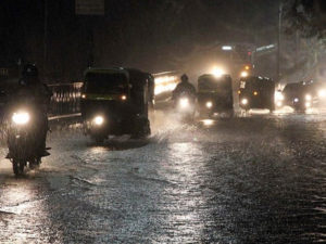મોડી રાતે વીજળીના કડાકા અને ભારે પવન સાથે અમદાવાદ સહિત ઉત્તર ગુજરાતમાં ધમાકેદાર વરસાદ