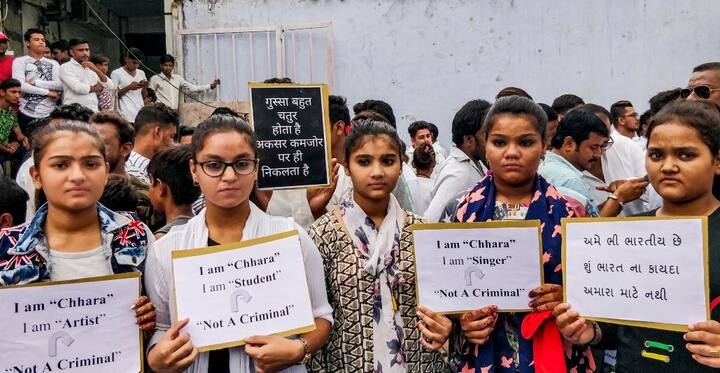 અમદાવાદઃ વડોદરા સ્થિત ભાષા રિસર્ચ એન્ડ પબ્લીકેશન સેન્ટર દ્વારા અમદાવાદ સ્થિત નવજીવન ટ્રસ્ટની સત્ય આર્ટ ગેલેરીમાં ‘છારાઝ ઈન અમદાવાદ : કોમ્યુનિટીઝ કનેકટીંગ હેરિટેજ’ વિષય પર પ્રદર્શનનો આરંભ થયો છે. આ પ્રદર્શન તા. 30 જૂન સુધી સવારે 10:30થી સાંજે 7:00 સુધી ખુલ્લુ રહેશે. આ ઉપરાંત બુધવારે, ગુરૂવાર અને શુક્રવારનાં રોજ સાંજે 4:00 કલાકે અને શનિવારે તેમજ રવિવારે સવારે 11:30 કલાકે અને સાંજે 4:00 કલાકે ગાઈડેડ ટુરનું પણ આયોજન કરવામાં આવ્યું છે.