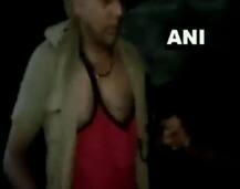 શરાબ માફિયાએ પોલીસને ફટકાર્યો, કપડાં પણ ફાડી નાંખ્યા, જુઓ વીડિયો