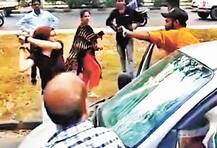 ચંદીગઢમાં યુવતીએ ભર બજારે યુવકને સળિયાથી ફટકાર્યો, લોકો બનાવતાં રહ્યા વીડિયો