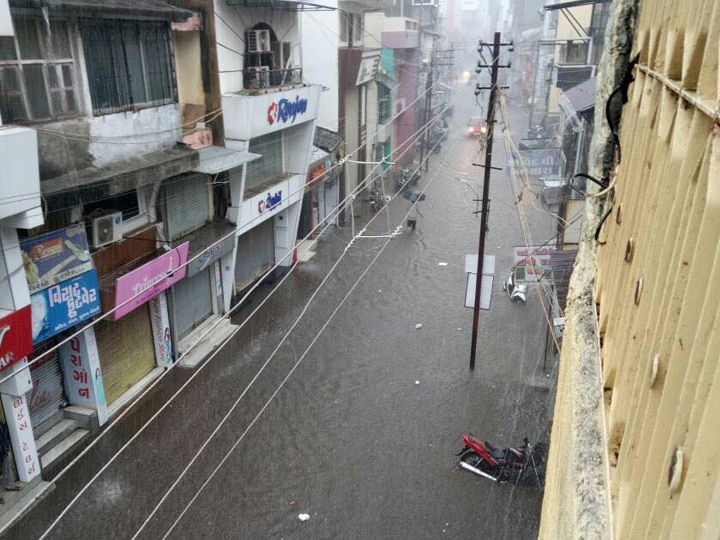Average 7 Inch Rain in Valsad District at Last 24 Hours દક્ષિણ ગુજરાતમાં મેઘરાજાની ધમાકેદાર પધરામણી, 24 કલાકમાં વાપીમાં 8 તો પારડી-7 ઈંચ વરસાદ ખાબક્યો