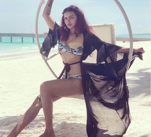 ટીવી એક્ટ્રેસ આશકા ગોરડિયાએ શેર કરી હોટ તસવીરો TV Actress Aashka goradia share hot pics on Instagram ટીવી એક્ટ્રેસ આશકા ગોરડિયાએ શેર કરી હોટ તસવીરો