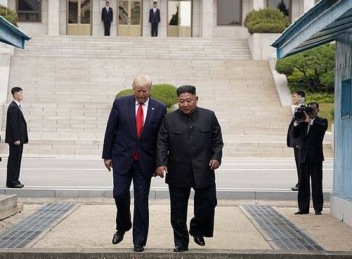 Trump crosses into North Korea and meets with Kim Jong Un US રાષ્ટ્રપતિ ડોનાલ્ડ ટ્રમ્પ ઉત્તર કોરિયા પહોંચ્યા, કિમ જોંગ ઉન સાથે કરી મુલાકાત