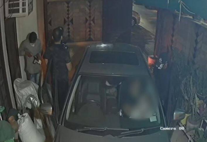 Delhi couple parked car at home robbed by three armed men દિલ્હીમાં ઘરના પાર્કિંગમાં બંદૂકના નાળચે બદમાશોએ પતિ-પત્નીને લૂંટ્યા, જુઓ CCTV