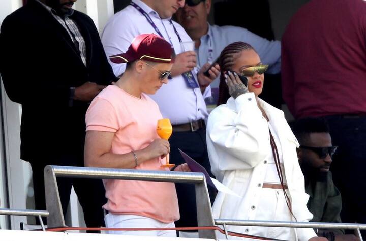 થોડા સમય પહેલા જાહેર થયેલા રિપોર્ટ મુજબ રિહાન સૌથી ધનિક મ્યૂઝિશિયન છે. તેણે બિયોન્સ, મેડોનાને પાછળ રાખીને ફોર્બ્સની રેન્કિંગમાં પ્રથમ ક્રમ મેળવ્યો હતો. તેની પાસે 600 મિલિયન ડોલરની માલિક હોવાનું કહેવાય છે.